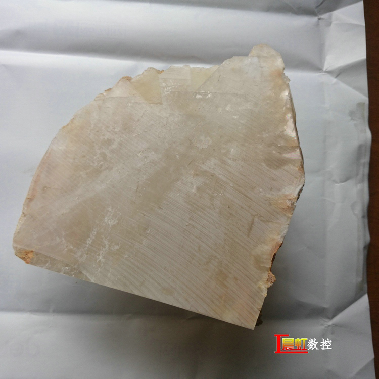 泰州晨虹CHSX5630-XW型數控金剛石線切割機切割冰洲石1小時切完效果
